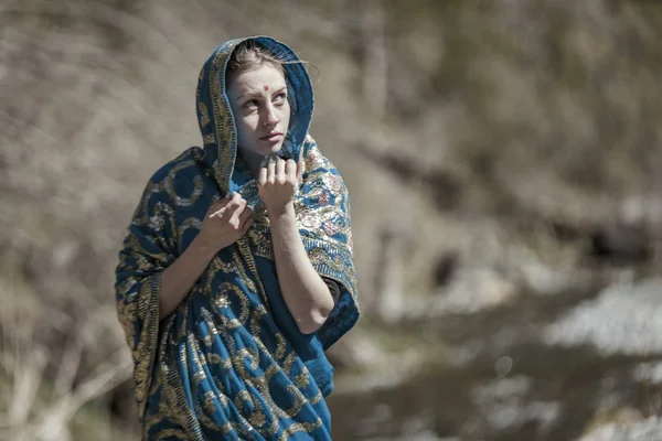 La fille pose dans le sari indien — Photo