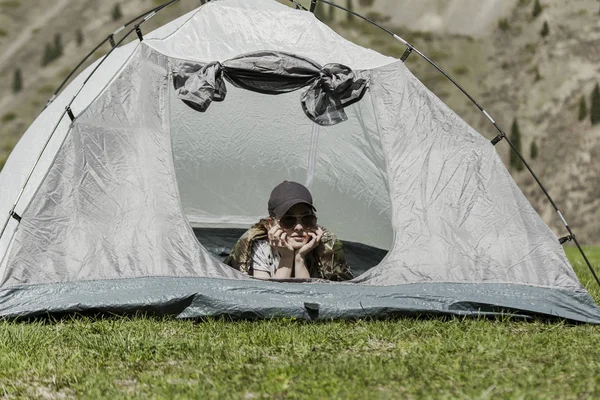 Çadırın içinde dinlenmek — Stok fotoğraf