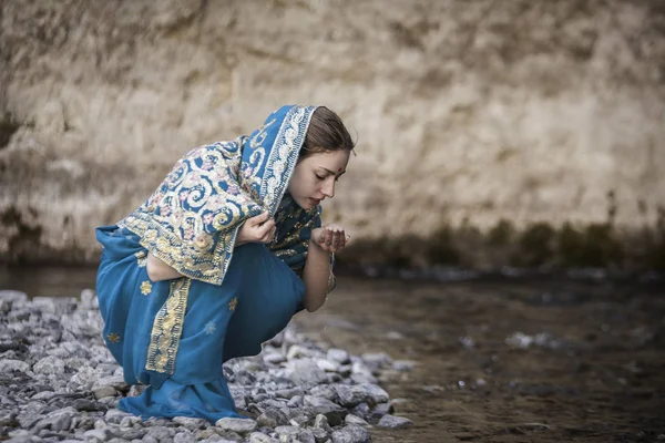 L'indiano e una bevanda d'acqua dal fiume — Foto Stock