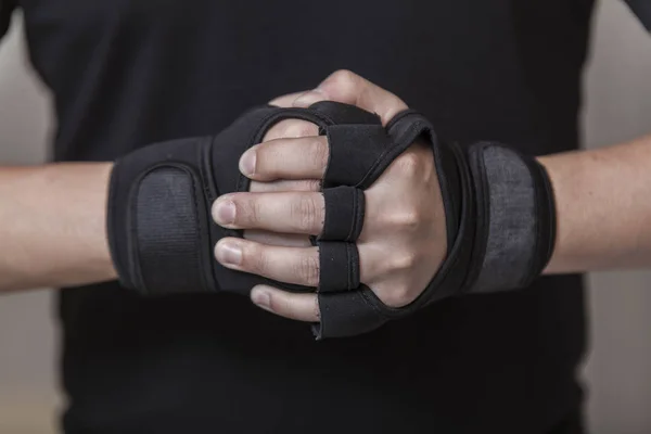 Man's hands put on sports gloves — Stock Photo, Image