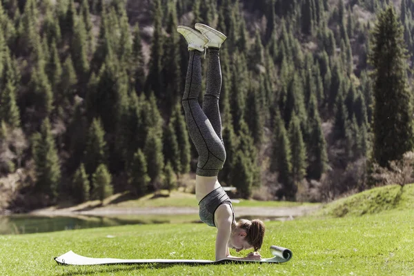 Yoga en un césped verde —  Fotos de Stock