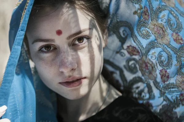 Rosto, sari e sombras — Fotografia de Stock