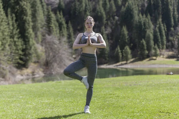 Yoga em um gramado verde — Fotografia de Stock