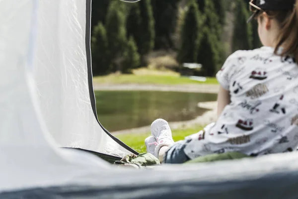Çadırda tatil kız — Stok fotoğraf