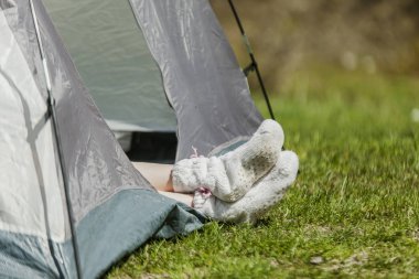 Sıcak çoraplı kadın ayakları