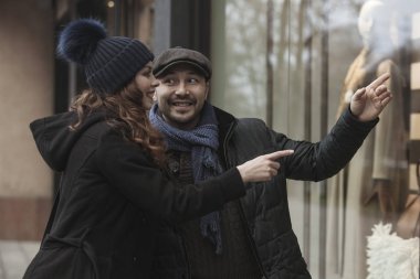 Çift pencere açık havada kışın alışveriş