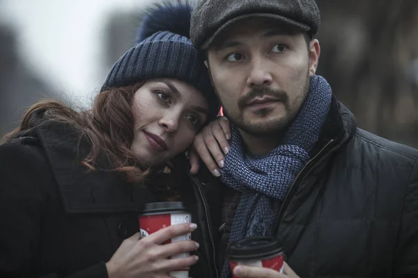 Couple amoureux, boire du café, à l'extérieur, l'heure du crépuscule urbain — Photo