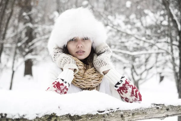 Jeune femme gelant dans la forêt de neige — Photo