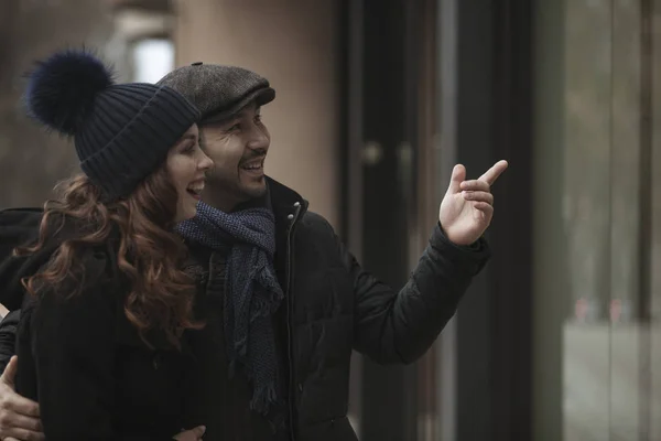 Casal janela de compras ao ar livre no inverno — Fotografia de Stock