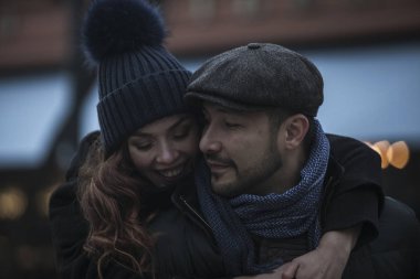 Çiftler dışarıda eğleniyor.