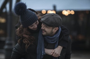 Çiftler dışarıda eğleniyor.