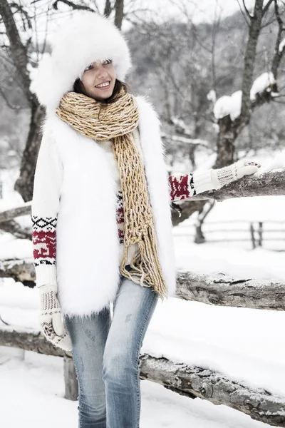 Mujer joven congelándose en el bosque de nieve —  Fotos de Stock