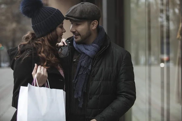 Coppia finestrini shopping all'aperto in inverno — Foto Stock