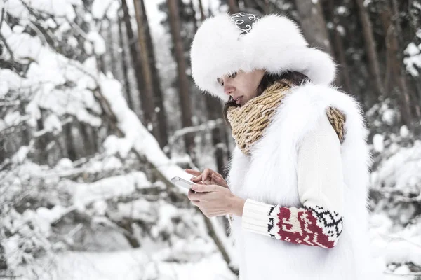 Jeune Femme Avec Téléphone Portable Dans Paysage Hivernal Taper Message — Photo