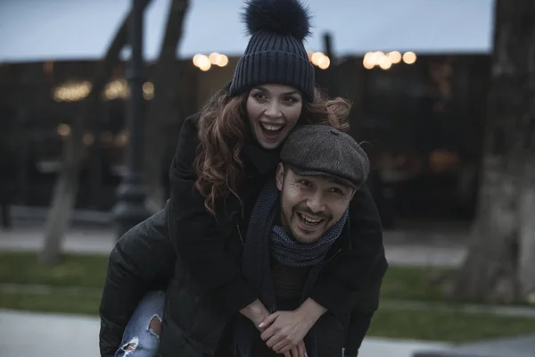 Paar hat Spaß im Freien — Stockfoto