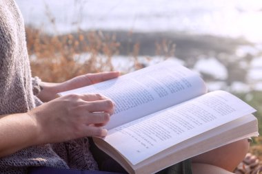 Kitap okuyan genç bir kadın.