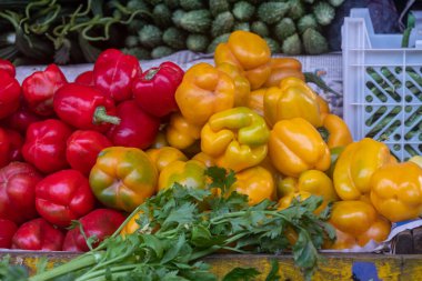 Markette satılık sebzeler 