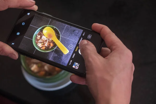 Manos Bloguero Masculino Fotografiando Sopa Champiñones Través Teléfono Inteligente Café — Foto de Stock