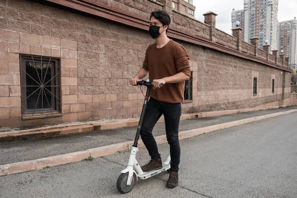 Joven Montando Scooter Ciudad —  Fotos de Stock