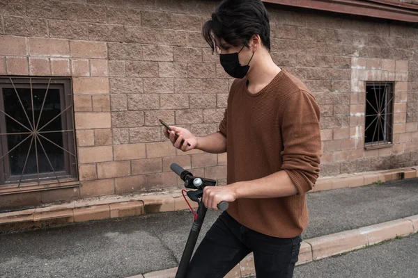 Jongeman Een Scooter Praten Met Een Mobiele Telefoon Stad — Stockfoto