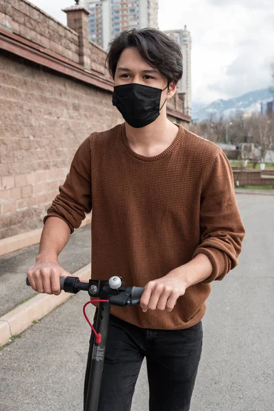 Young Man Riding Scooter City — Stock Photo, Image