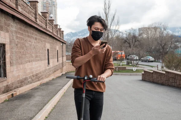 Jovem Montando Uma Scooter Falando Por Telefone Celular Cidade Imagens De Bancos De Imagens