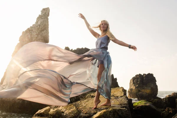 Bella Ragazza Europea Abito Lungo Erge Sulle Rocce Riva Mare — Foto Stock