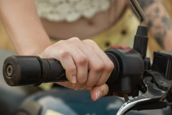 Beskuren Kvinna Hand Riding Motorcykel — Stockfoto