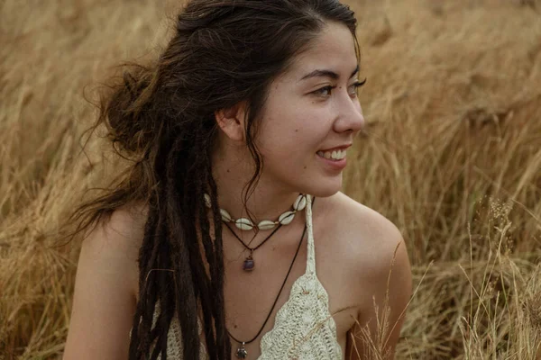 Portrait Smiling Young Woman Sitting Dry Grass — Stock Photo, Image