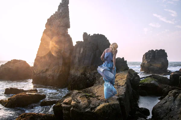 Mooi Europees Meisje Een Lange Jurk Staat Rotsen Door Zee — Stockfoto