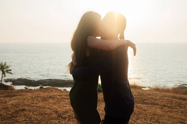 Retroiluminado Retrato Una Joven Pareja Romántica Gira Abrazo Contra Telón — Foto de Stock