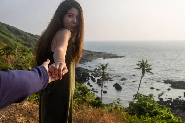 Disparo Una Joven Mujer Guiando Alguien Mano Playa — Foto de Stock