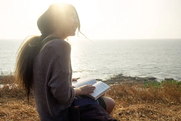 迷人的亚洲女人正坐在山边看海景 从后面看 — 图库照片