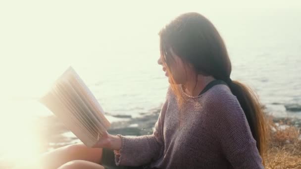 一个亚洲女人和一本有海景的书 — 图库视频影像