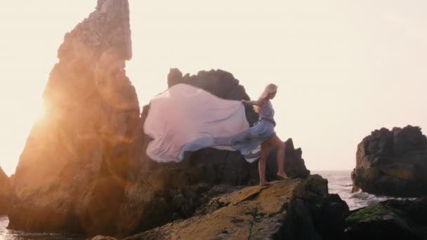 Mujer Disfrutando Una Brisa Verano Vestido Largo — Vídeos de Stock