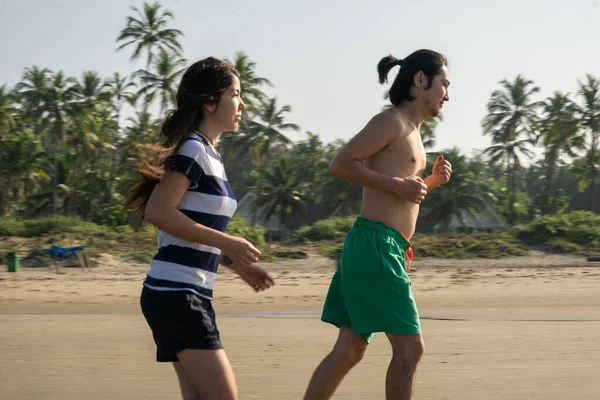 Couple Running Vagator Beach Goa India — Stock Photo, Image