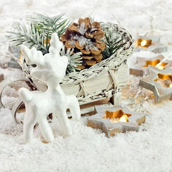 Kerstmis achtergrond met decoratie met lichte ster, kegels en — Stockfoto