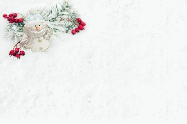 冬の雪の背景と雪だるま — ストック写真