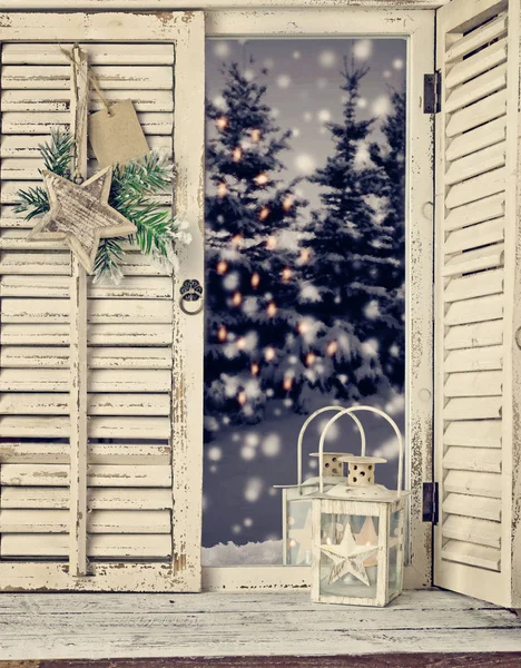 Janela de madeira rústica com vista para a paisagem de Natal e decoração — Fotografia de Stock