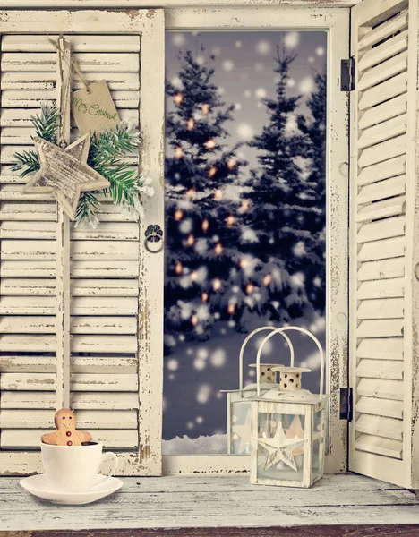 Rustieke houten venster kijken uit op kerst landschap en decoratie — Stockfoto