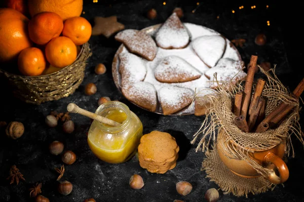 Galletas de jengibre con ingredientes —  Fotos de Stock