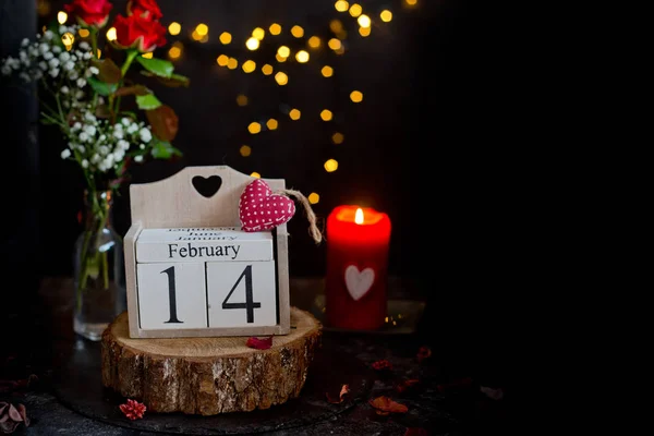 14 februari op kubus kalender, roos rode, bloem en kaarsen, decor — Stockfoto