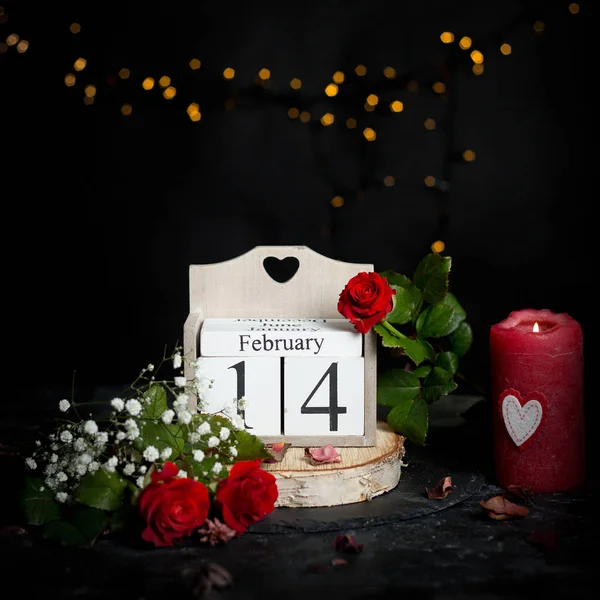 14. února na kalendáři krychle, červená růže, květiny a svíčky, výzdoba — Stock fotografie