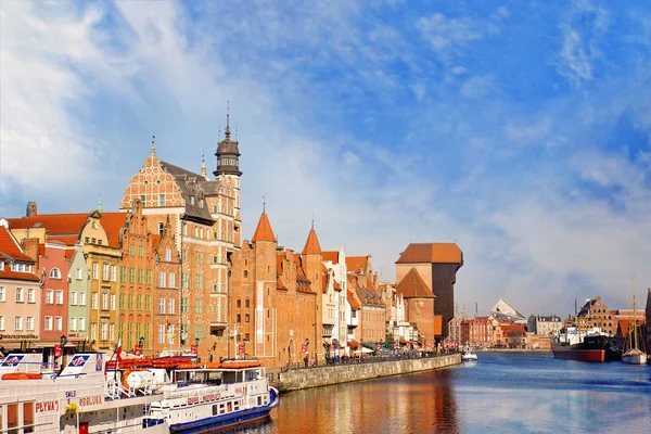 Gdansk, Polen. Kleurrijke historische panden in de buurt van Motlawa Rivier in — Stockfoto