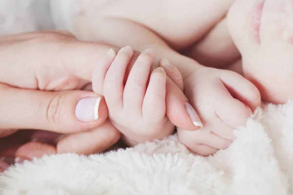 De slapende baby in de handen van moeder close-up van de hand. Zachte focu — Stockfoto