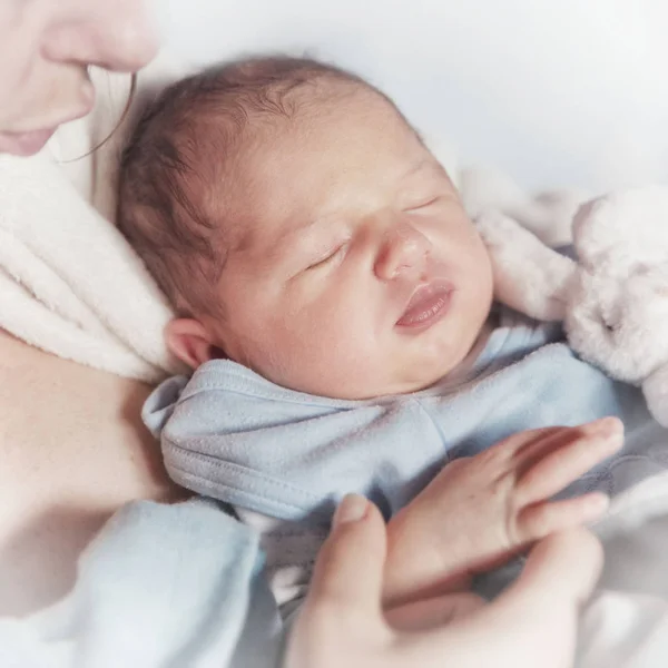Yeni doğan bebek uyku. Yumuşak odak ve bulanık — Stok fotoğraf