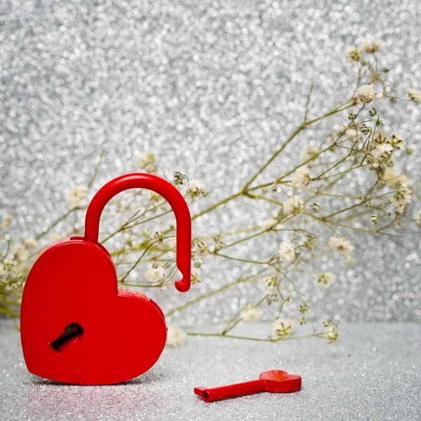 Červený zámek jako symbol lásky. Valentýn — Stock fotografie