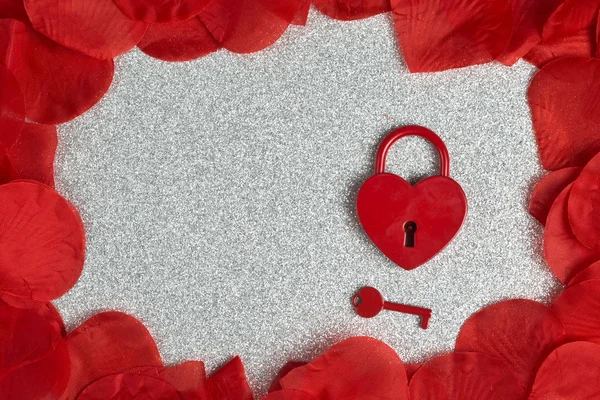 Rode hangslot als symbool liefde. Dag van de Valentijnskaart — Stockfoto