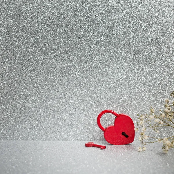 愛のシンボルとして赤い南京錠。バレンタインの日 — ストック写真