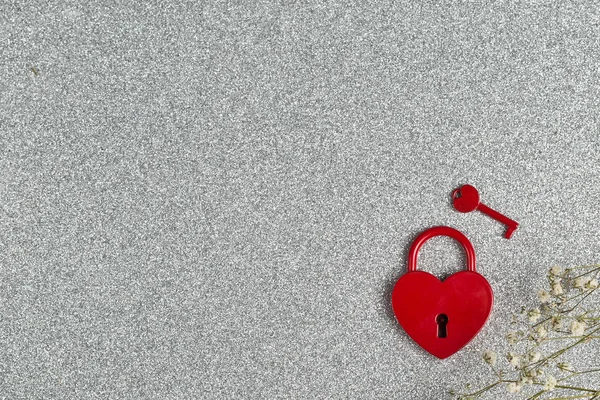 Czerwoną kłódkę jako symbol miłości. Walentynki — Zdjęcie stockowe